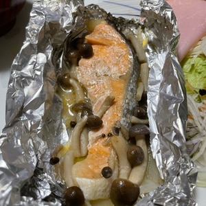 フライパンで作る鮭のホイル焼き（玉ねぎ、しめじ）